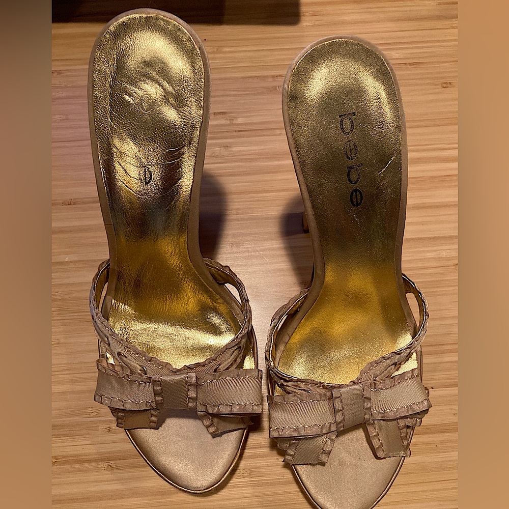 Bebe brand. Leather, very good condition and very comfortable.
